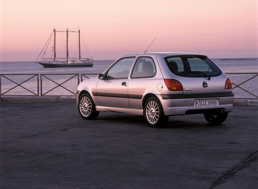  Ford Fiesta 2000 года  (фото 27 из 40)